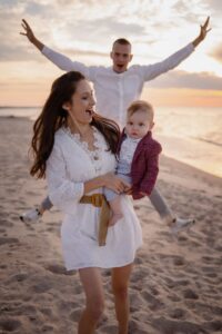 plenerowa sesja rodzinna, fotograf Koszalin, Barbara Rompska, zdjęcia rodzinne Kołobrzeg, spacer po plaży, wypad nad morze