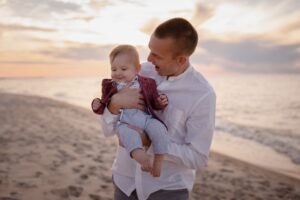 plenerowa sesja rodzinna, fotograf Koszalin, Barbara Rompska, zdjęcia rodzinne Kołobrzeg, tata i syn, spacer po plaży,