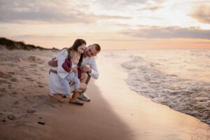 plenerowa sesja rodzinna, fotograf Koszalin, Barbara Rompska, zdjęcia rodzinne Kołobrzeg, Morze Bałtyckie, plaża, zachód słońca, złota godzina