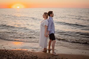 A0106265_wynik narzeczeńska sesja, Mielno, fotograf Koszalin, Barbara Rompska, zachód słońca, Morze Bałtyckie, para, zakochani, plaża