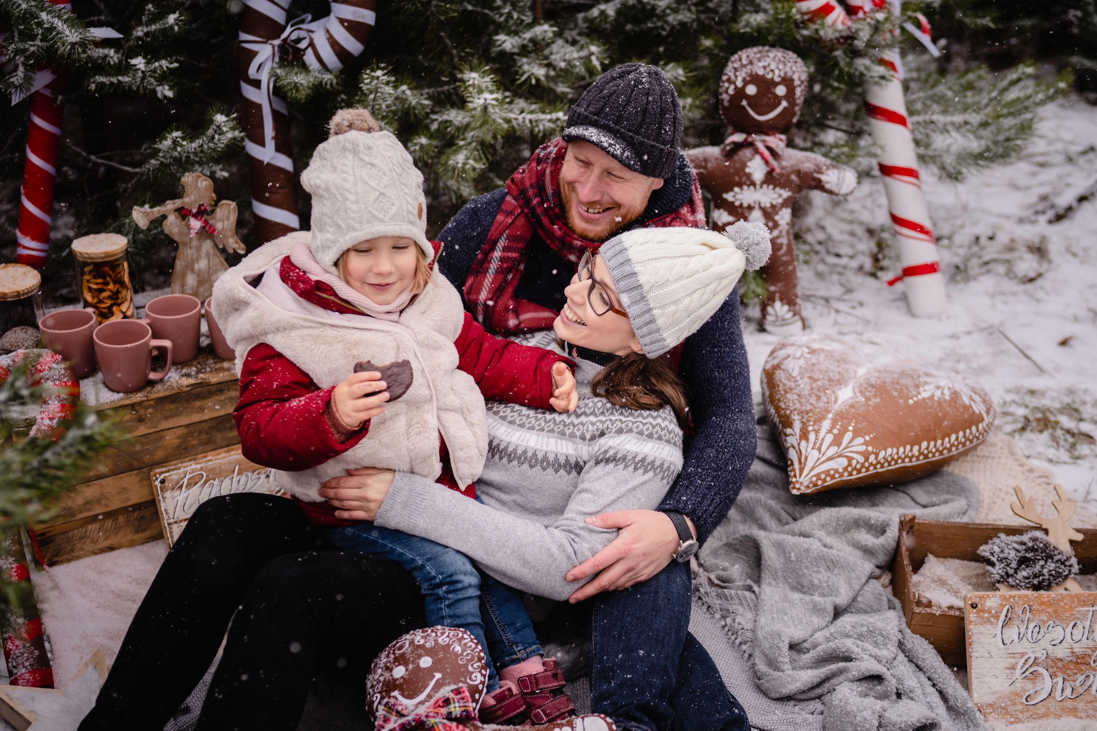 sesja świąteczna rodzinna plenerowa, Koszalin, Barbara Rompska, fotograf Kołobrzeg, zimowa sceneria, śnieg, czapka, dekoracje bożonarodzeniowe