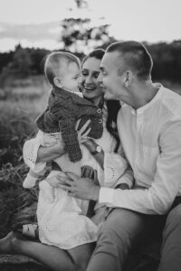 plenerowa sesja rodzinna, fotograf Koszalin, Barbara Rompska, zdjęcia rodzinne Kołobrzeg, czarno biała fotografia, naturalny uśmiech