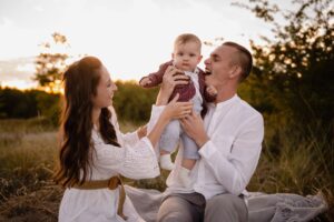 plenerowa sesja rodzinna, fotograf Koszalin, Barbara Rompska, zdjęcia rodzinne Kołobrzeg, naturalne ujęcia, złota godzina