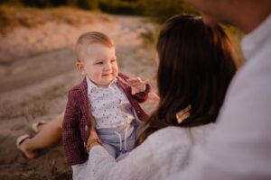 plenerowa sesja rodzinna, fotograf Koszalin, Barbara Rompska, złota godzina, eleganckie ubrana dla chłopca, marynarka w kratę, sesja dziecięca Kołobrzeg