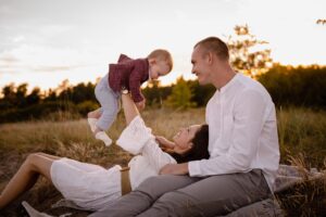 plenerowa sesja rodzinna, fotograf Koszalin, Barbara Rompska, zdjęcia rodzinne Kołobrzeg, złota godzina, sesja o zachodzie