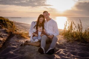 plenerowa sesja rodzinna, fotograf Koszalin, Barbara Rompska, zdjęcia rodzinne Kołobrzeg, zdjęcia nad morzem, zachód słońca, biała koszula