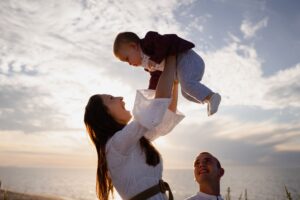 plenerowa sesja rodzinna, fotograf Koszalin, Barbara Rompska, zdjęcia rodzinne Kołobrzeg, rodzina, zachód słońca
