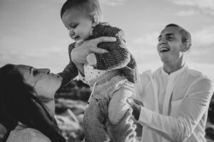 plenerowa sesja rodzinna, fotograf Koszalin, Barbara Rompska, zdjęcia rodzinne Kołobrzeg, fotografia, czarno biała