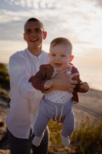 plenerowa sesja rodzinna, fotograf Koszalin, Barbara Rompska, zachód słońca, sesja dziecięca Kołobrzeg,