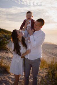 plenerowa sesja rodzinna, fotograf Koszalin, Barbara Rompska, zdjęcia rodzinne Kołobrzeg, zdjęcia o zachodzie, Morze Bałtyckie