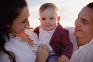 plenerowa sesja rodzinna, fotograf Koszalin, Barbara Rompska, chłopiec, sesja dziecięcaKołobrzeg