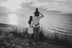 plenerowa sesja rodzinna, fotograf Koszalin, Barbara Rompska, zdjęcia rodzinne Kołobrzeg, czarno białe zdjęcie