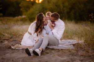 plenerowa sesja rodzinna, fotograf Koszalin, Barbara Rompska, zdjęcia rodzinne Kołobrzeg, piknik, złota godzina