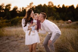 plenerowa sesja rodzinna, fotograf Koszalin, Barbara Rompska, zdjęcia rodzinne Kołobrzeg, chłopiec, syn,