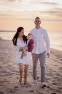 plenerowa sesja rodzinna, Morze Bałtyckie, zachód słońca, spacer nad morzemfotograf Koszalin, Barbara Rompska, zdjęcia rodzinne Kołobrzeg