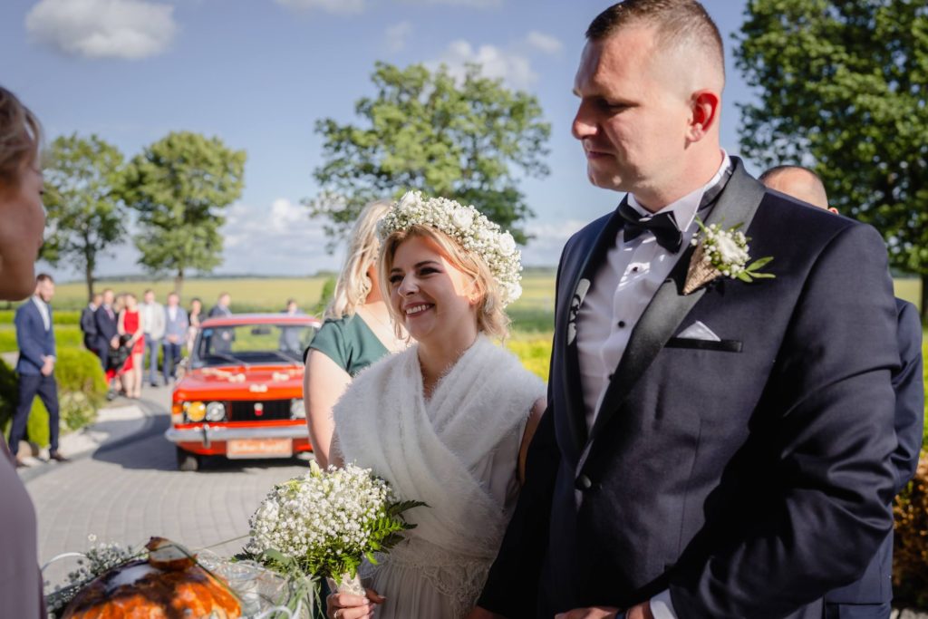 wesele w Sławnie, Rompska Fotografia, Koszalin, fotograf ślubny, Dworek Golikowo, para młoda, powitanie