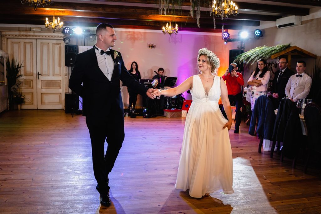 wesele w Sławnie, Rompska Fotografia, Koszalin, fotograf ślubny, Dworek Golikowo, para młoda, pierwszy taniec