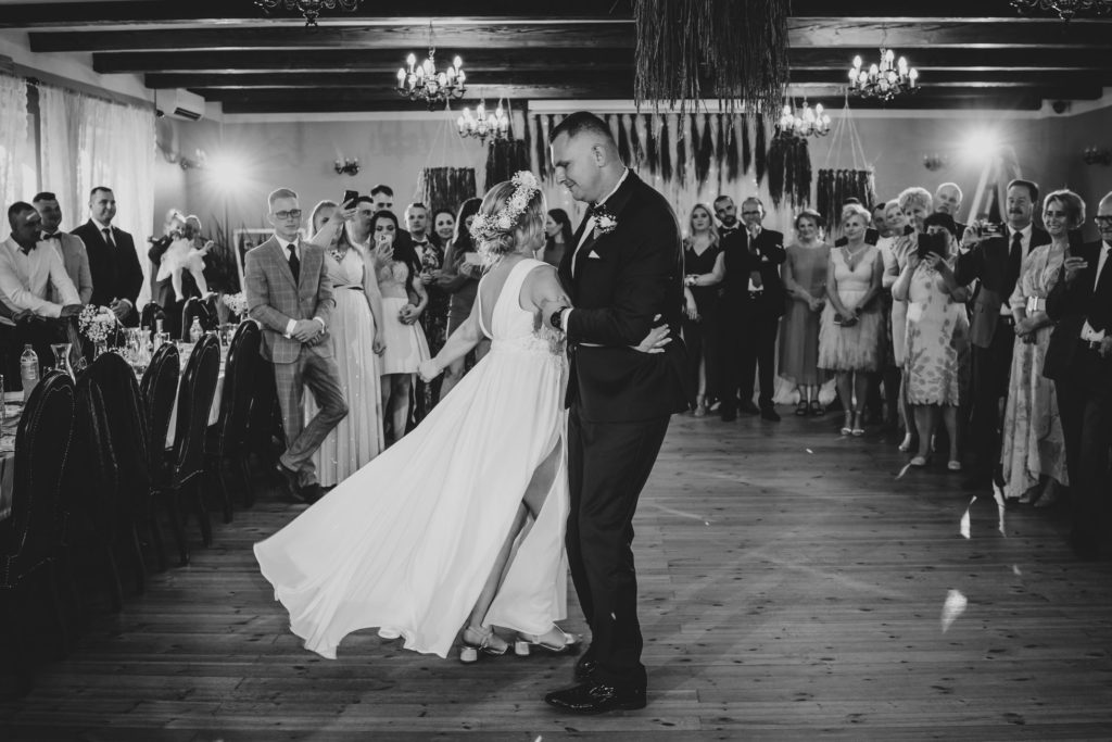 wesele w Sławnie, Rompska Fotografia, Koszalin, fotograf ślubny, Dworek Golikowo, para młoda, pierwszy taniec