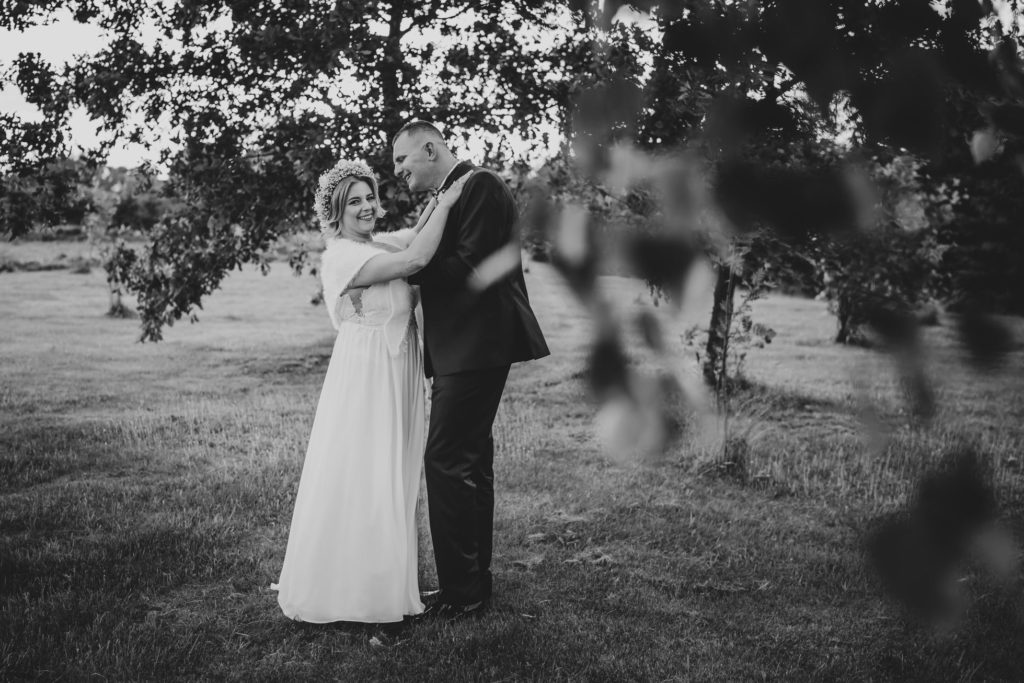 wesele w Sławnie, Rompska Fotografia, Koszalin, fotograf ślubny, Dworek Golikowo, sesja w ogrodzie, plener ślubny