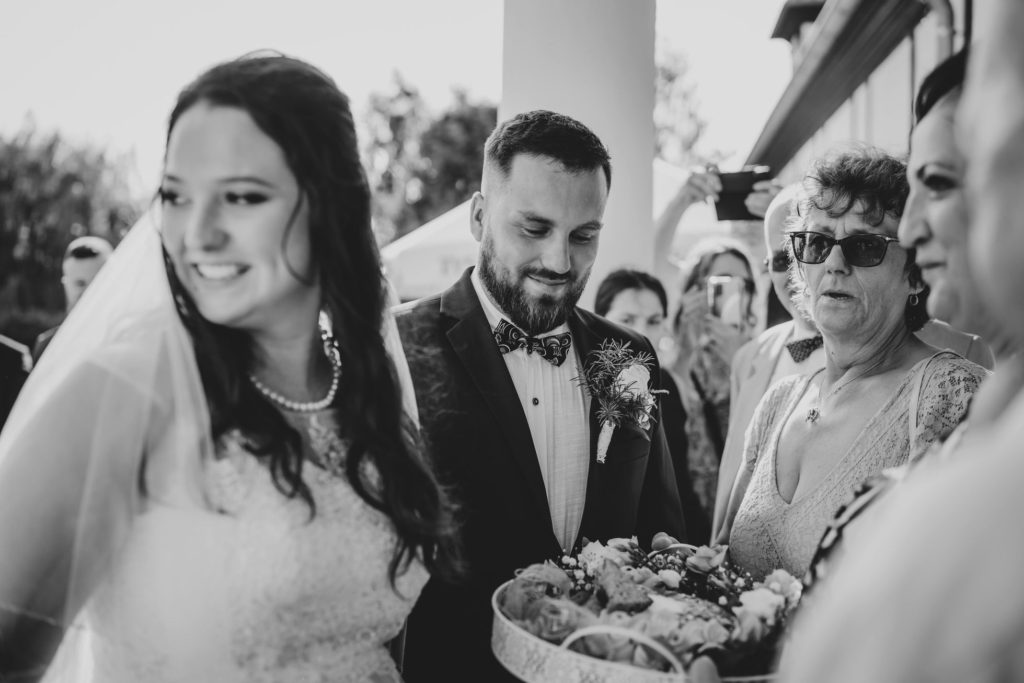 wesele w Sławnie, Dworek Golikowo, fotograf ślubny, Barbara Rompska,  powitanie na sali, chleb i sól, sala weselna