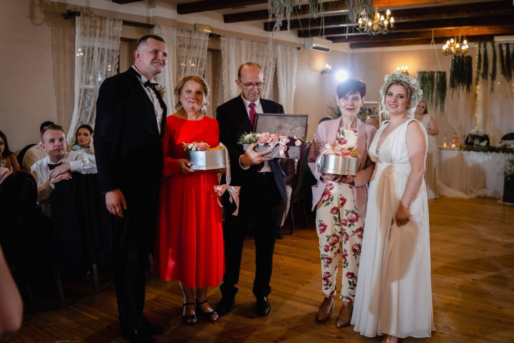 wesele w Sławnie, Rompska Fotografia, Koszalin, fotograf ślubny, Dworek Golikowo, podziękowania dla rodziców, flowerbox