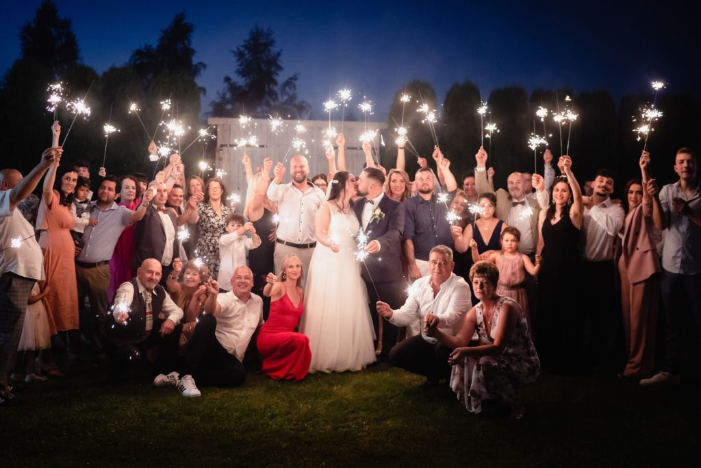wesele w Sławnie, Dworek Golikowo, fotograf ślubny, Barbara Rompska, reportaż, zimne ognie, zdjęcie grupowe, goście