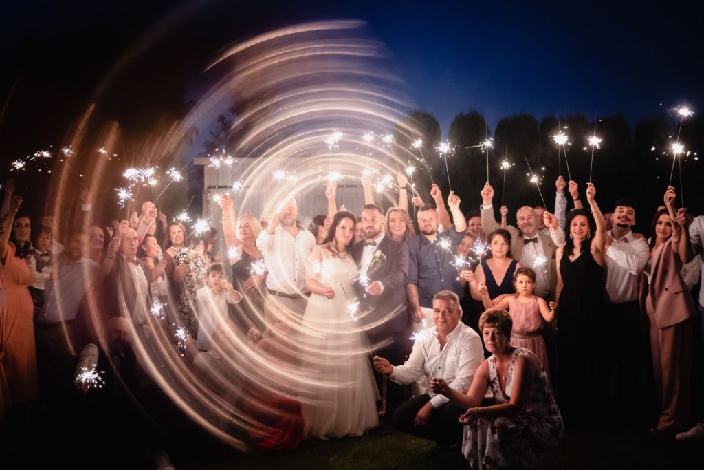 wesele w Sławnie, Dworek Golikowo, fotograf ślubny, Barbara Rompska, reportaż, zdjęcie grupowe, zimne ognie, goście weselni, młoda para