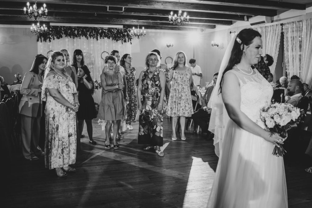 wesele w Sławnie, Dworek Golikowo, fotograf ślubny, Barbara Rompska, reportaż, panna młoda, rzucanie welonem