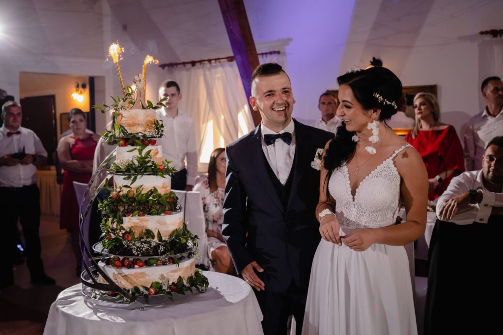 wesele w Polanowie, Leśny Dworek, Rompska Fotografia, Słupsk, fotograf ślubny, reportaż, tort, dekoracje z kwiatów, para młoda