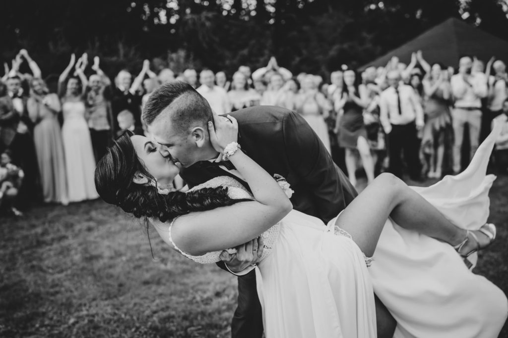 wesele w Polanowie, Leśny Dworek, Rompska Fotografia, Słupsk, fotograf ślubny, reportaż, zdjęcie grupowe, pocałunek