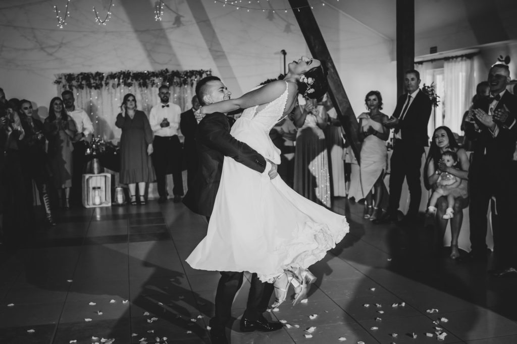 wesele w Polanowie, Leśny Dworek, Rompska Fotografia, Słupsk, fotograf ślubny, reportaż, pierwszy taniec, para młoda