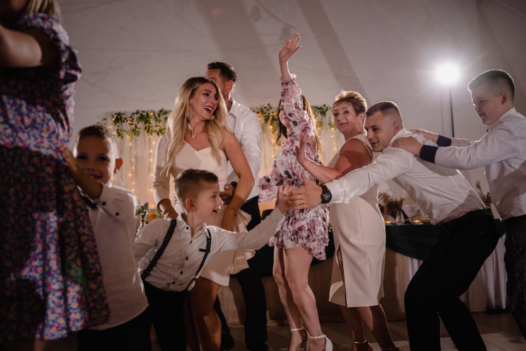 wesele w Polanowie, Leśny Dworek, Rompska Fotografia, Słupsk, fotograf ślubny, reportaż, sala weselna zabawa taniec