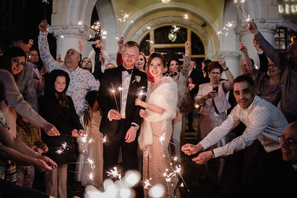 wesele w pałacu, fotograf ślubny,  Rompska Fotografia, Koszalin, Hotel Bursztynowy Pałac, Strzekęcino, sesja z zimnymi ogniami