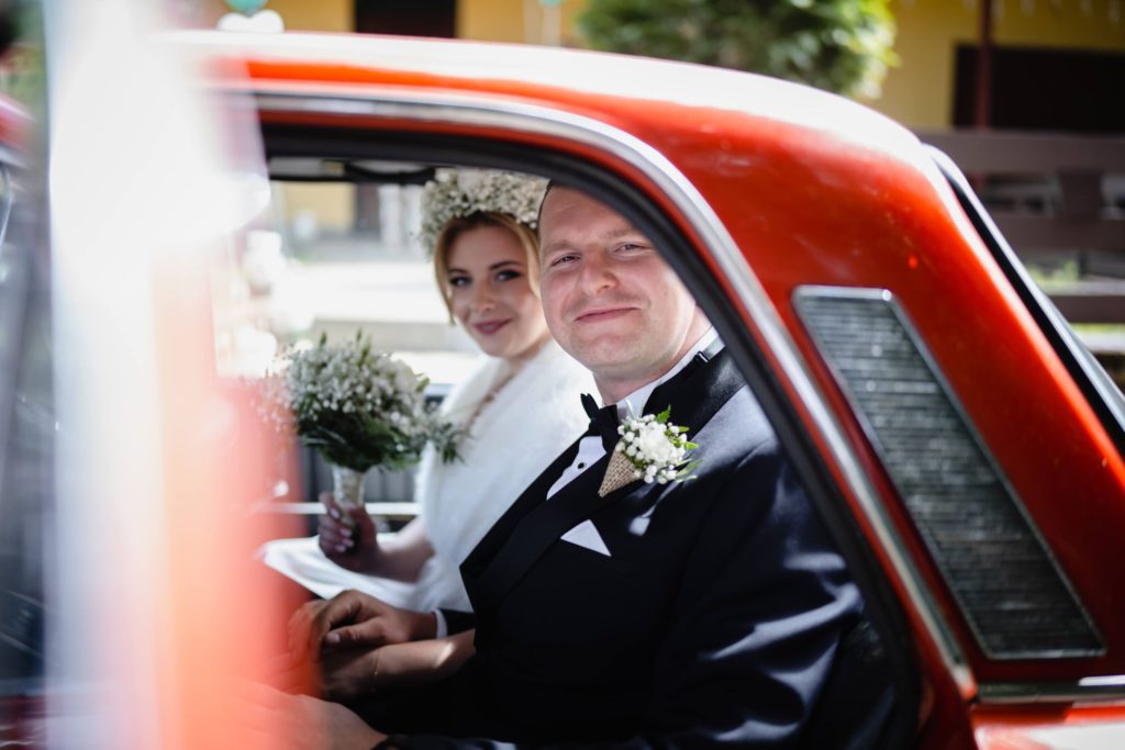 ślub w Sianowie, samochód do ślubu, fotograf na wesele, para młoda