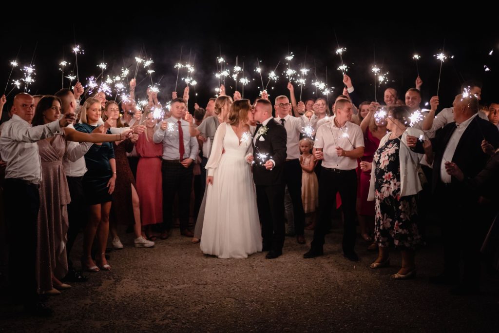 wesele w Słupsku, fotografia ślubna, Barbara Rompska, Koszalin, sala weselna Młyn, zdjęcie grupowe, zimne ognie