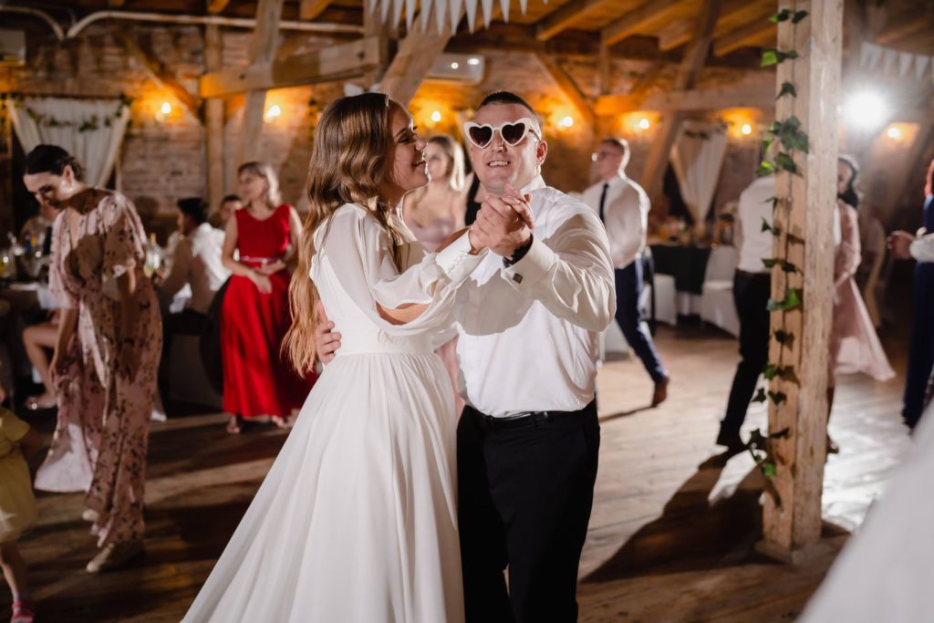 wesele w Słupsku, fotografia ślubna, Barbara Rompska, Koszalin, sala weselna Młyn, zabawa, taniec, okulary serca