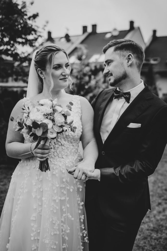 fotografia ślubna Koszalin, Barbara Rompska, zdjęcia z wesela, para młoda, czarno białe zdjęcie
