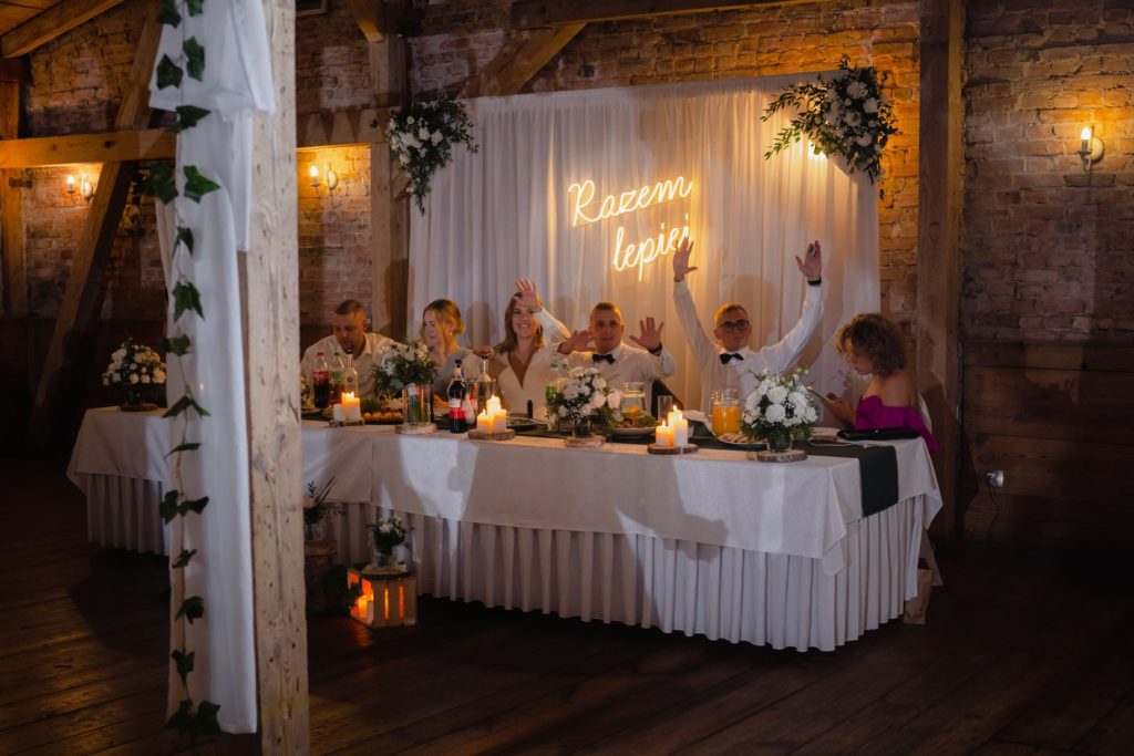wesele w Słupsku, fotografia ślubna, Barbara Rompska, Koszalin, sala weselna Młyn, dekoracja, napis LED