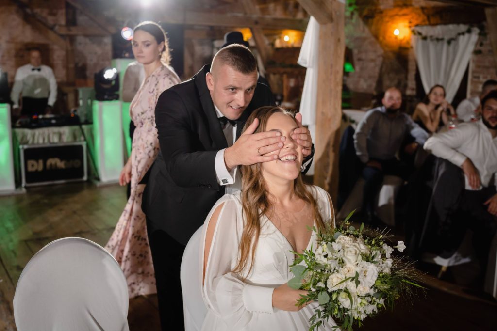 wesele w Słupsku, fotografia ślubna, Barbara Rompska, Koszalin, sala weselna Młyn, oczepiny