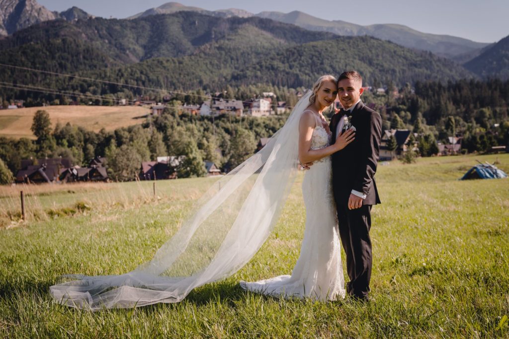 sesja ślubna w górach, Zakopane, Tatry, Rompska Fotografia, fotograf na wesele, para młoda, widok na Giewont