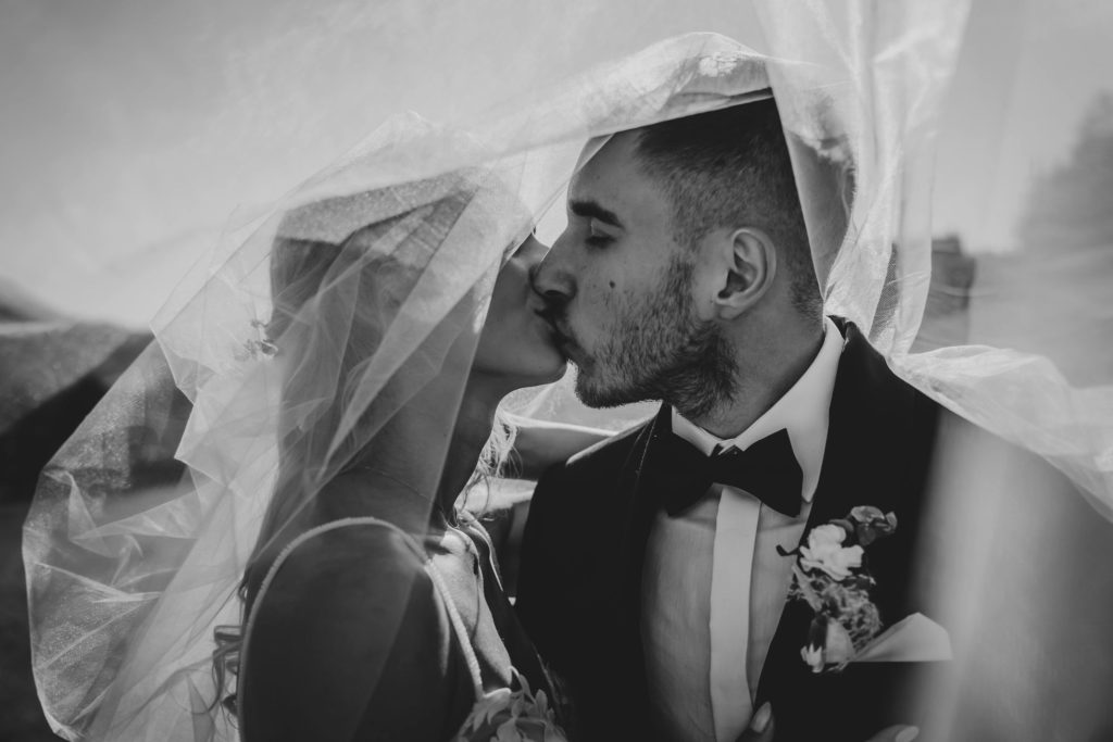 sesja ślubna w górach, Zakopane, Tatry, Rompska Fotografia, fotograf na wesele, para młoda, pocałunek
