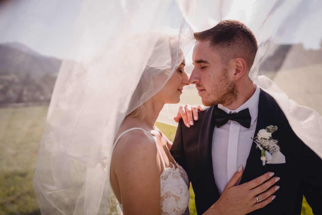 sesja ślubna w górach, Zakopane, Tatry, Rompska Fotografia, fotograf na wesele, para młoda, butonierka