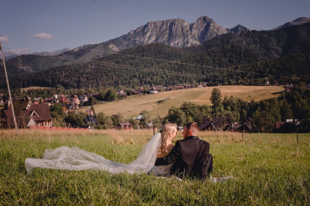 sesja ślubna w górach, Zakopane, Tatry, Rompska Fotografia, fotograf na wesele, para młoda, widok na Giewont
