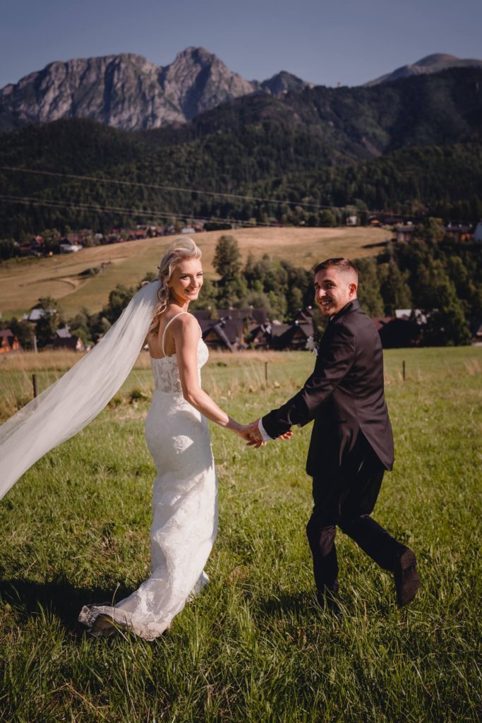 sesja ślubna w górach, Zakopane, Tatry, Rompska Fotografia, fotograf na wesele, para młoda, widok na Giewont, długi welon