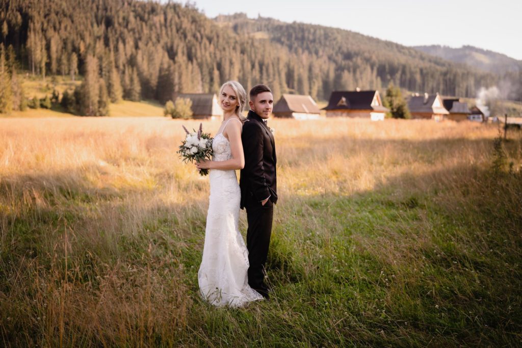 sesja ślubna w górach, Zakopane, Tatry, Rompska Fotografia, fotograf na wesele, para młoda, Dolina Chochołowska