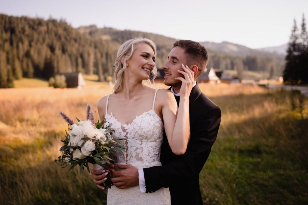 sesja ślubna w górach, Zakopane, Tatry, Rompska Fotografia, fotograf na wesele, para młoda, Dolina Chochołowska, sesja o zachodzie, złota godzina