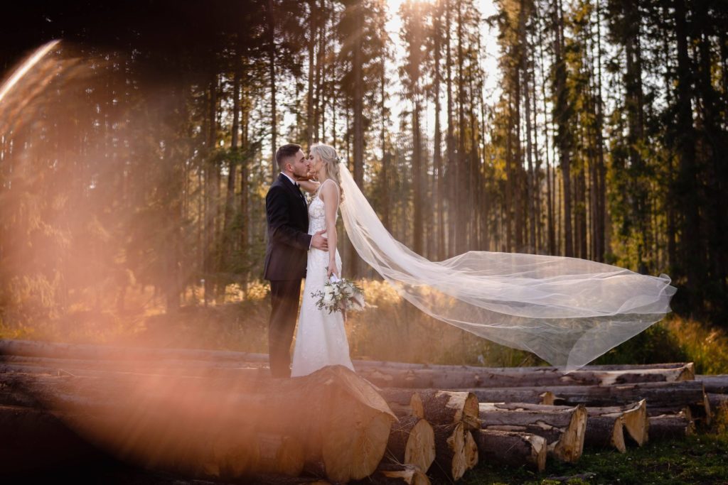 sesja ślubna w górach, Zakopane, Tatry, Rompska Fotografia, fotograf na wesele, para młoda, Dolina Chochołowska, sesja o zachodzie, złota godzina, długi welon