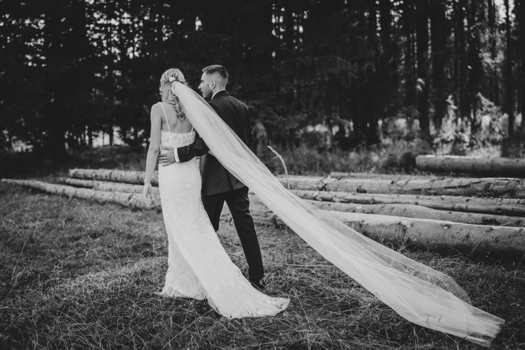 sesja ślubna w górach, Zakopane, Tatry, Rompska Fotografia, fotograf na wesele, para młoda, Dolina Chochołowska, sesja o zachodzie, złota godzina, długi welon