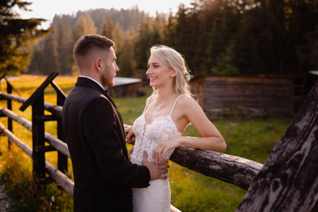 sesja ślubna w górach, Zakopane, Tatry, Rompska Fotografia, fotograf na wesele, para młoda, Dolina Chochołowska, 