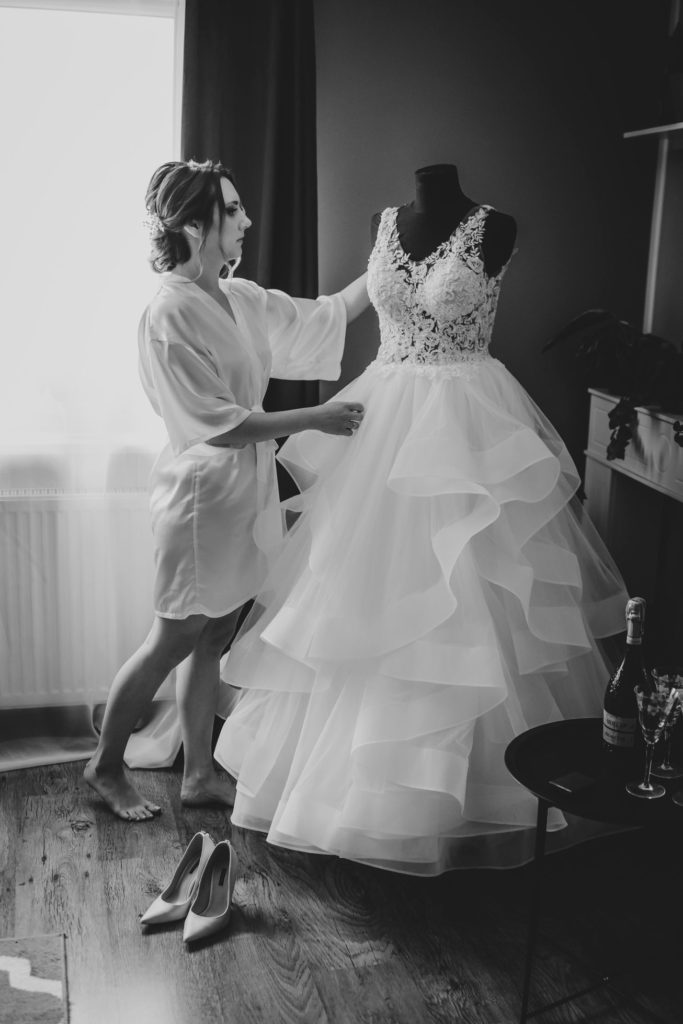 fotografia ślubna, Barbara Rompska, Koszalin, Świdwin, fotograf na wesele, panna młoda, przygotowania, suknia ślubna